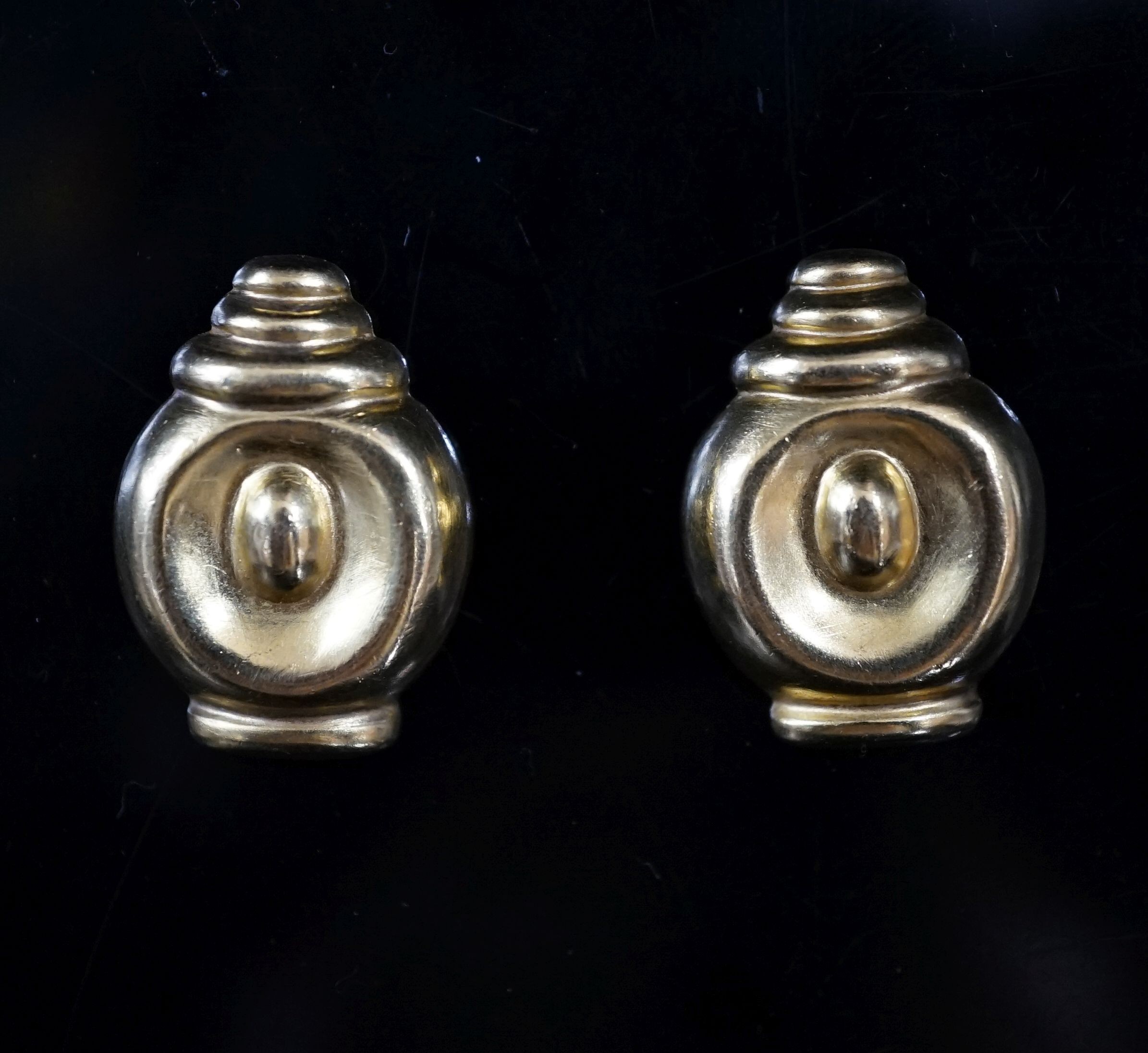 Attributed to Ilias Lalaounis, a pair of planished 750 yellow metal ear rings,22mm, gross 7 grams, signed.